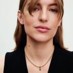 Подвеска с позолотой 14 карат и кристаллами королевского зеленого цвета.
