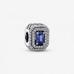 Шарм из стерлингового серебра с синими кристаллом принцессы и прозрачным кубическим цирконием.