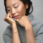 Браслет Marvel с покрытием из 14-каратного золота с красными, оранжевыми, желтыми, зелеными, фиолетовыми и синими кристаллом