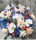 Букет из синих гортензий c розами