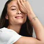 Подвеска Disney с Mickey and Minnie из стерлингового серебра украшенная красным кубическим цирконием и красной эмалью.