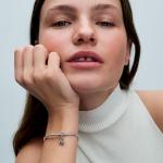 Подвеска из стерлингового серебра с кристаллами медового цвета и прозрачными фианитами.