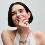 Подвеска из стерлингового серебра с кристаллами медового цвета и прозрачными фианитами.