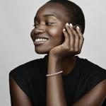 Браслет из стерлингового серебра с белым обработанным пресноводным жемчугом и синим шнуром