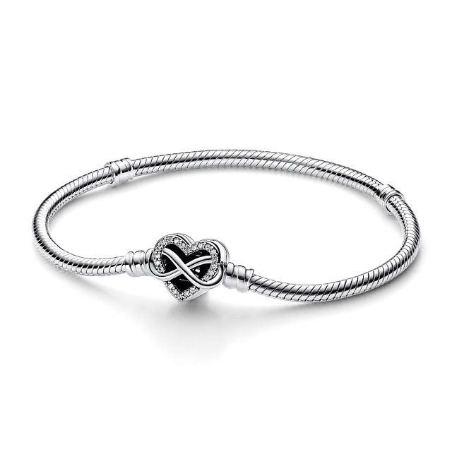 Браслет змейка из стерлингового серебра и застежкой в ​​виде бесконечного сердца с прозрачным кубическим цирконием