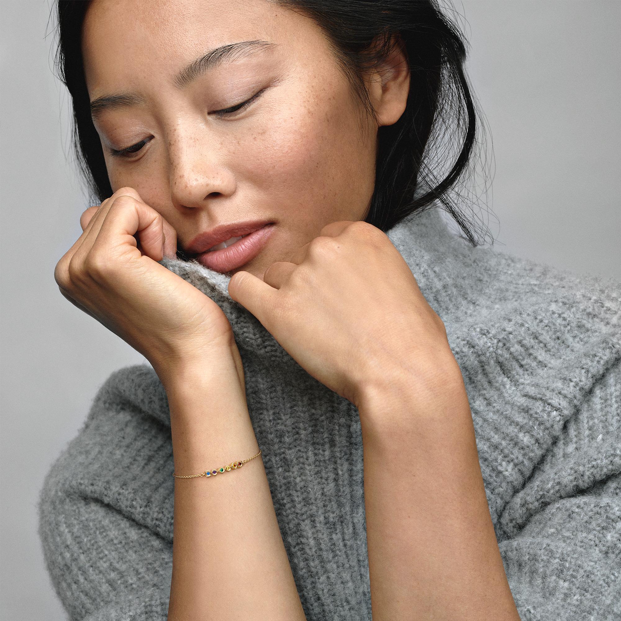 Браслет Marvel с покрытием из 14-каратного золота с красными, оранжевыми, желтыми, зелеными, фиолетовыми и синими кристаллом