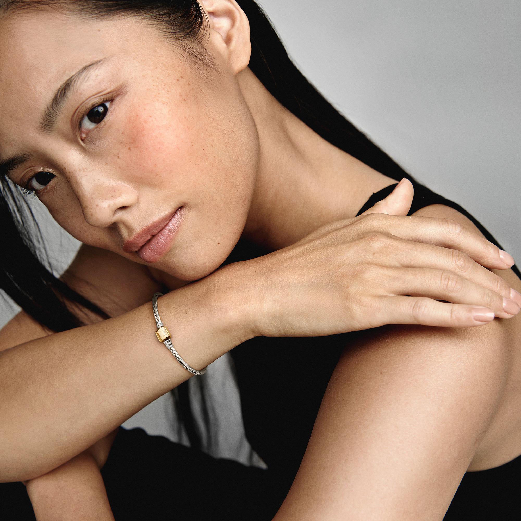 Браслет змейка из стерлингового серебра и застежкой из 14-каратного золота