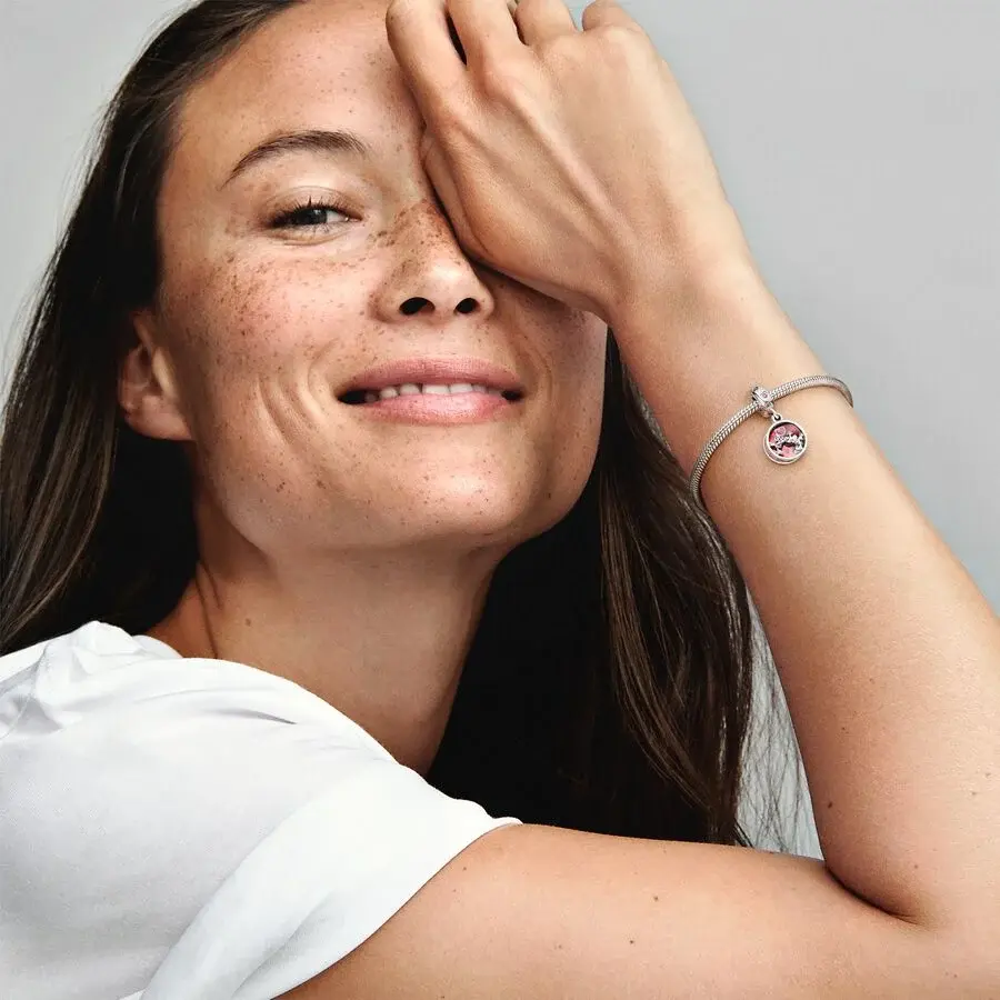 Подвеска Disney с Mickey and Minnie из стерлингового серебра украшенная красным кубическим цирконием и красной эмалью.