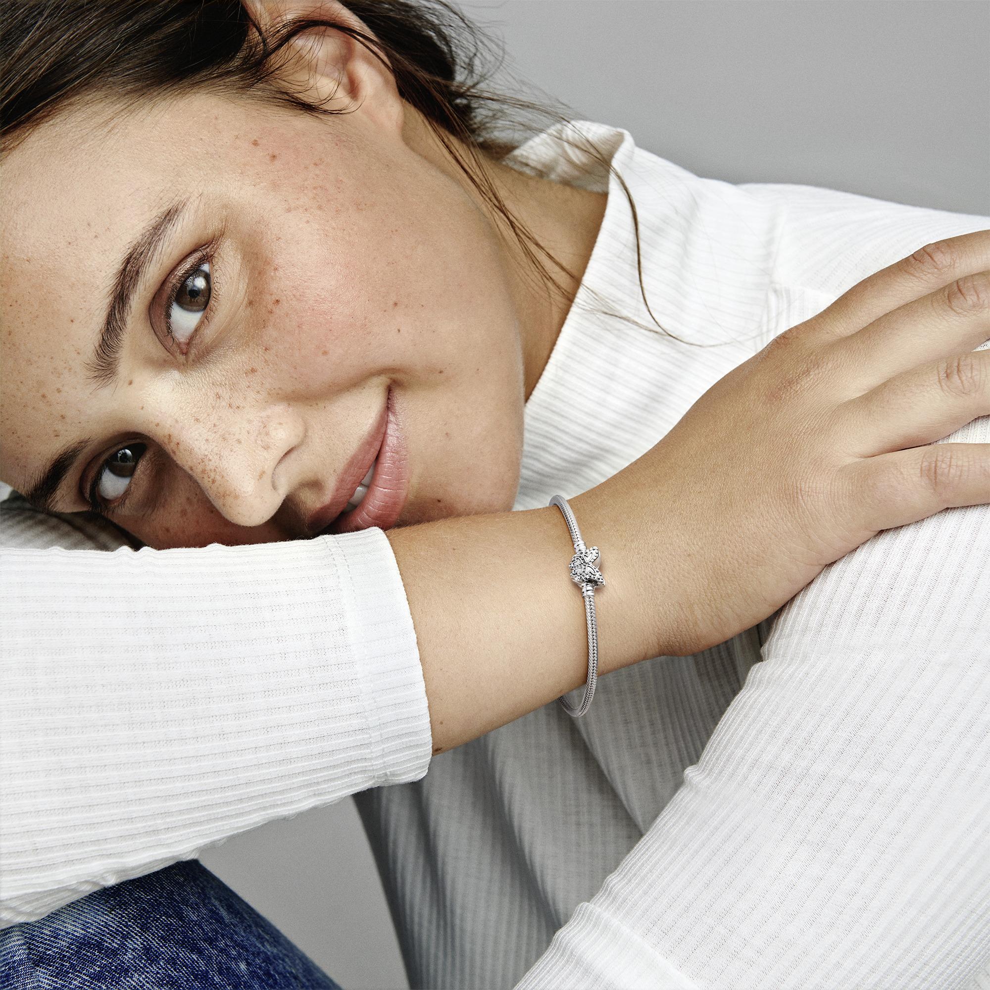 Браслет змейка из стерлингового серебра и застежкой-бабочкой с прозрачным кубическим цирконием