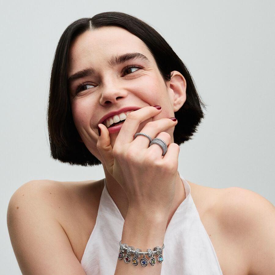 Подвеска из стерлингового серебра с кристаллами медового цвета и прозрачными фианитами. Подвеска из стерлингового серебра с кристаллами медового цвета и прозрачными фианитами.