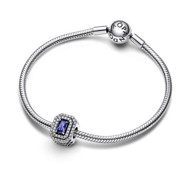 Шарм из стерлингового серебра с синими кристаллом принцессы и прозрачным кубическим цирконием.